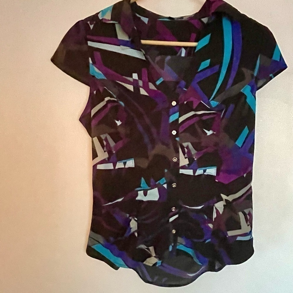 CAPS sleeves blouse with vibrant colors.